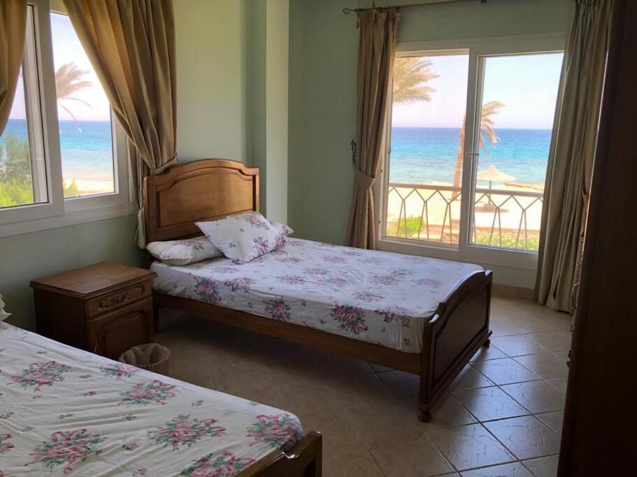 Cheerful Beachfront 4-Bedroom Villa & huge garden photo 4