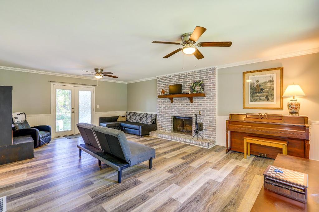 Quiet Fayetteville Home with Yard - Close to Shops! photo 1
