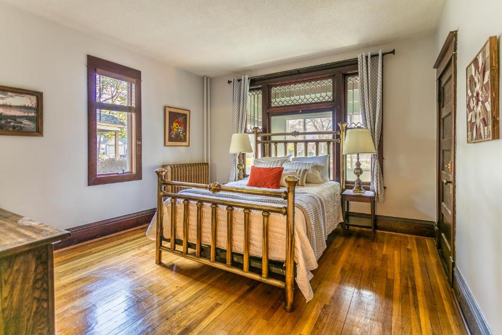 Cottage in the City - Historic Charm, Modern Touch image