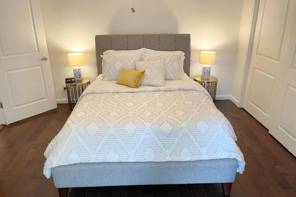 Lakeview Bungalow-Access to Lake, Pool, Gym, &Park photo 2