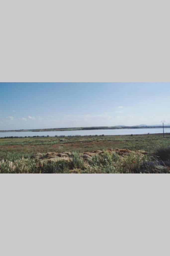 Casita de campo con vistas a una laguna photo 4