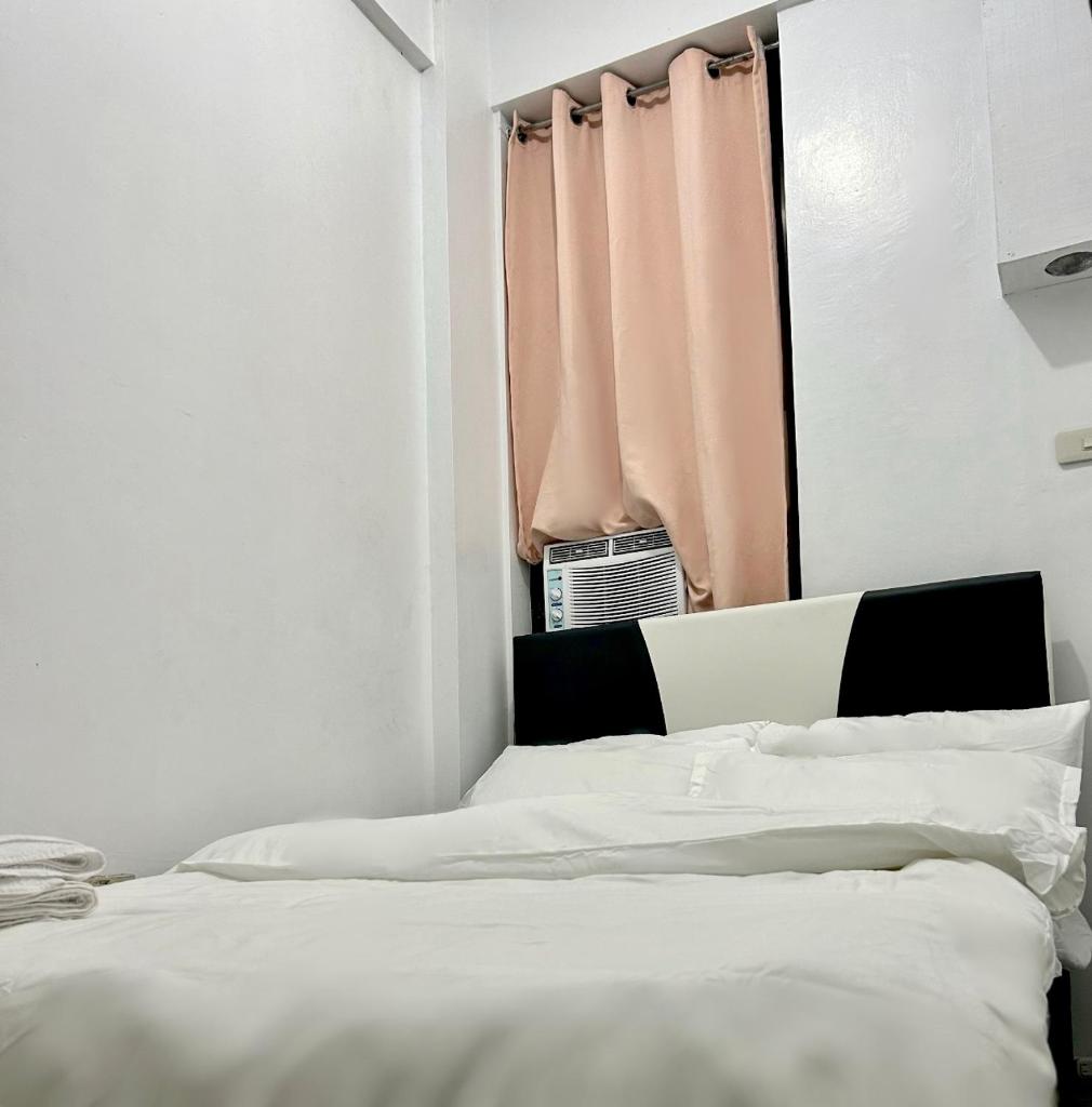 Private room with AC and fan at EKG House Rental photo 3