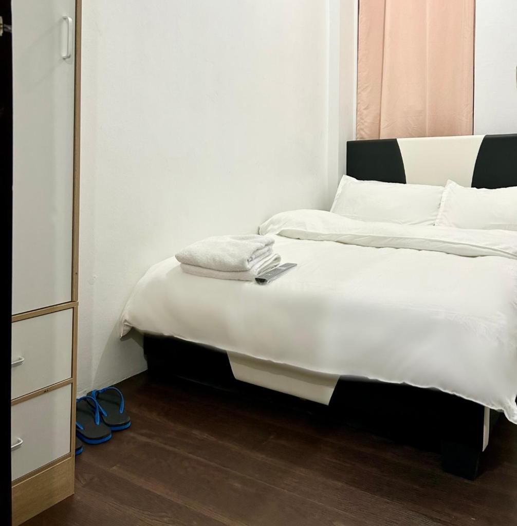 Private room with AC and fan at EKG House Rental