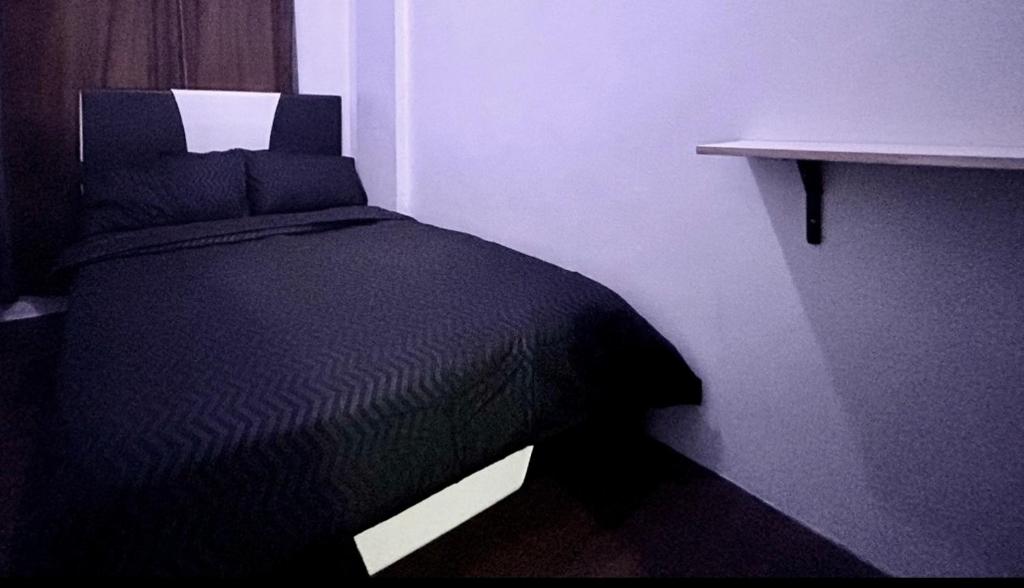 Private room with AC and fan at EKG House Rental photo 4
