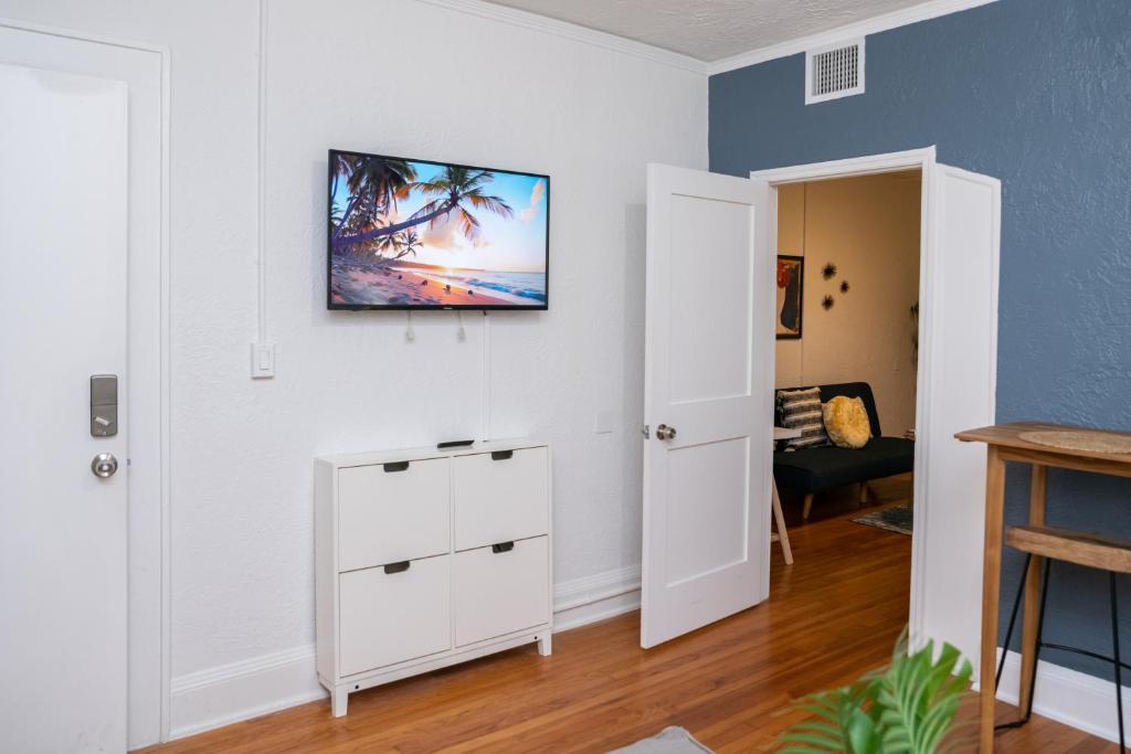 Comfy Little Havana Apt - Centrally located Hv2 image
