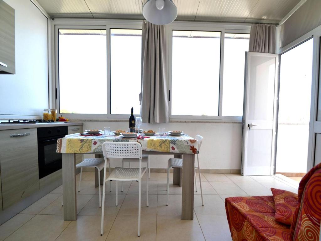 Three-room Apartment With air Conditioning on the First Floor - Torre Dell'orso - Tap to explore photos