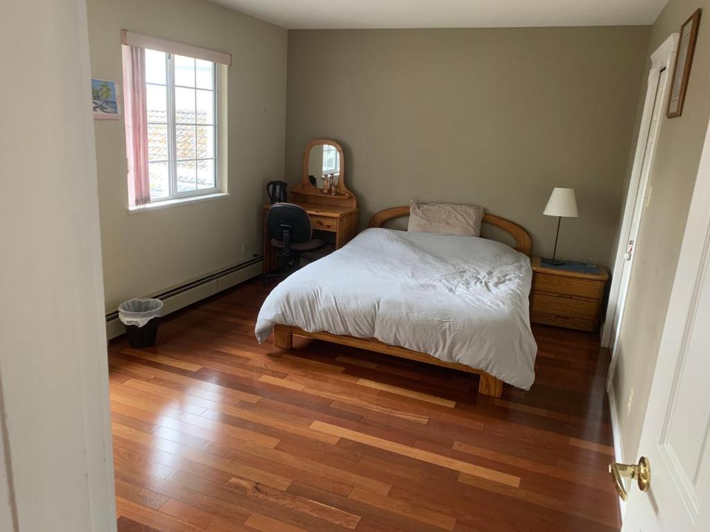 SFU comfortable house photo 3