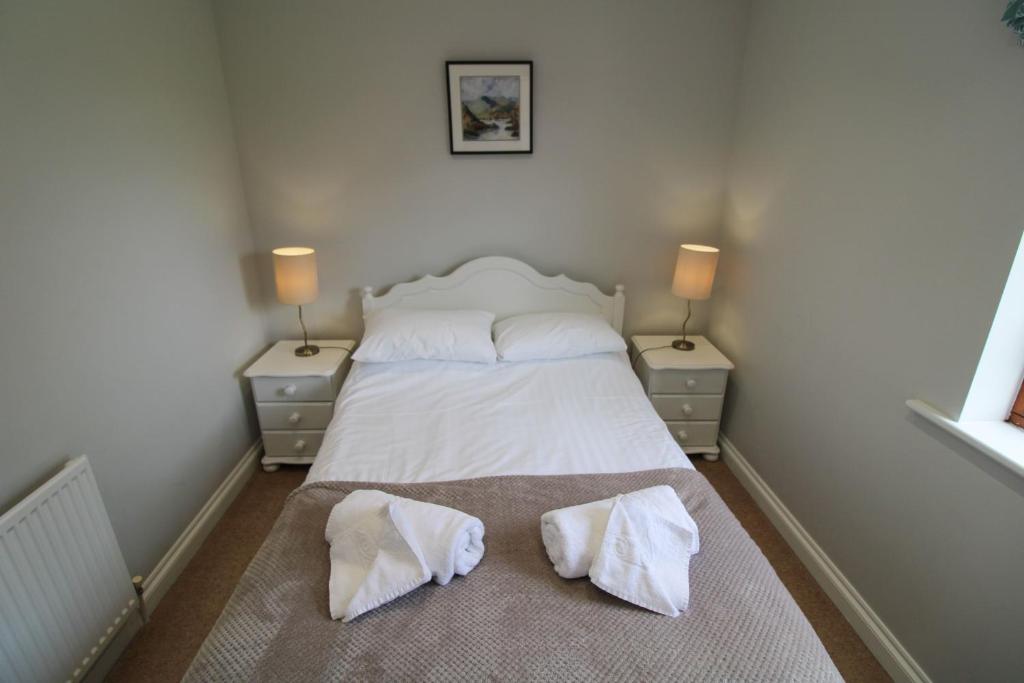 Great Calva, Sebergham, perfect for 2 families or friends with 3 dogs welcome and hot tub - Tap to explore photos
