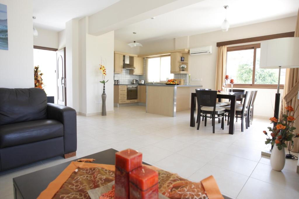 A three-bedroom villa with a private pool and landscaped garden Wi-Fi photo 2
