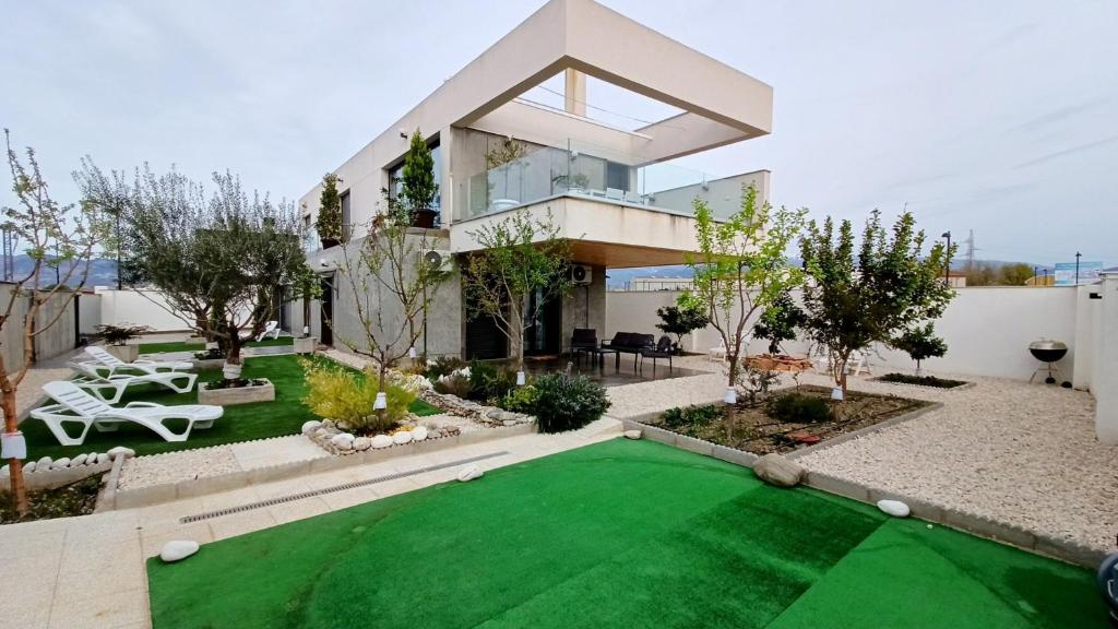 Chalet con piscina y jardín, no fumadores ni fiestas photo 2