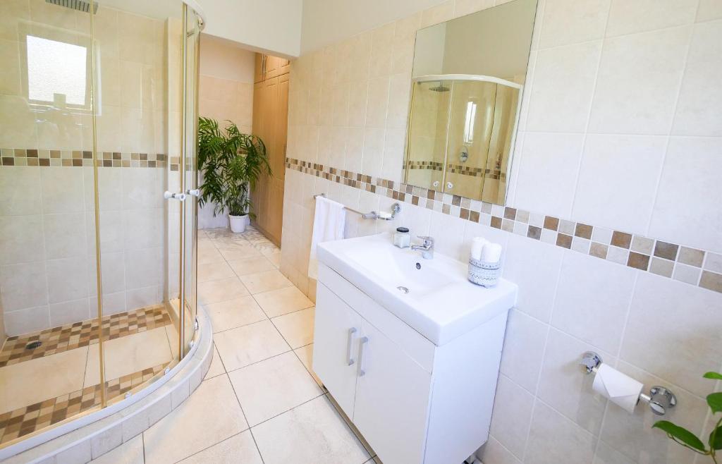 Victoria Falls Holiday Home photo 3