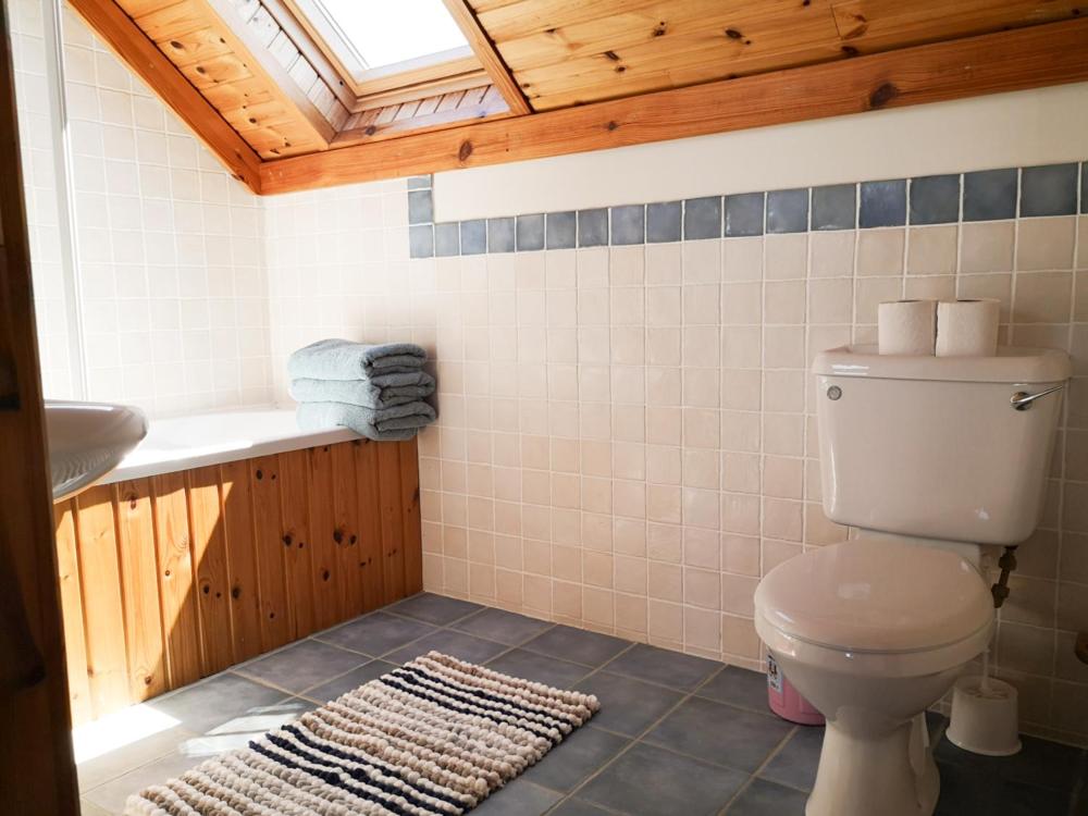 4 bedroomed holiday home close to the beach photo 2