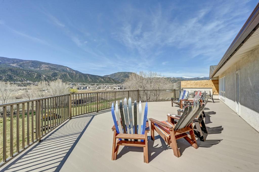 Great Salida Getaway - 20 minutes to Monarch with Spa & Gameroom photo 3