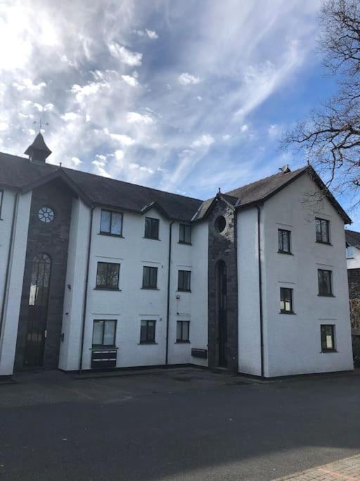 Gardenside, free private parking included, Bowness