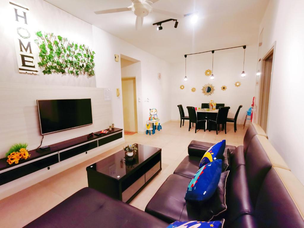 Legoland and Gleneagle- 3min Walk with Bathub-Cityview at Afiniti Residency -8pax-Cozy photo 2