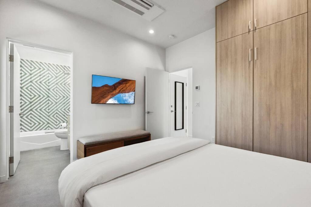 Modern 1-bedroom Apartment - 80 Walkscore!, Phoenix
