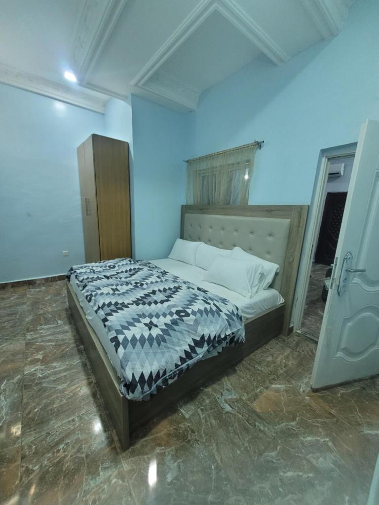 Dazzle Apartments photo 3