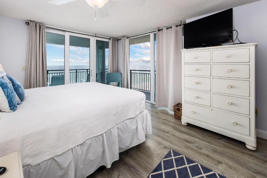 Nautilus 1601 - Gulf Front 2 Bedroom - 6th Floor - Huge Wraparound Balcony photo 3