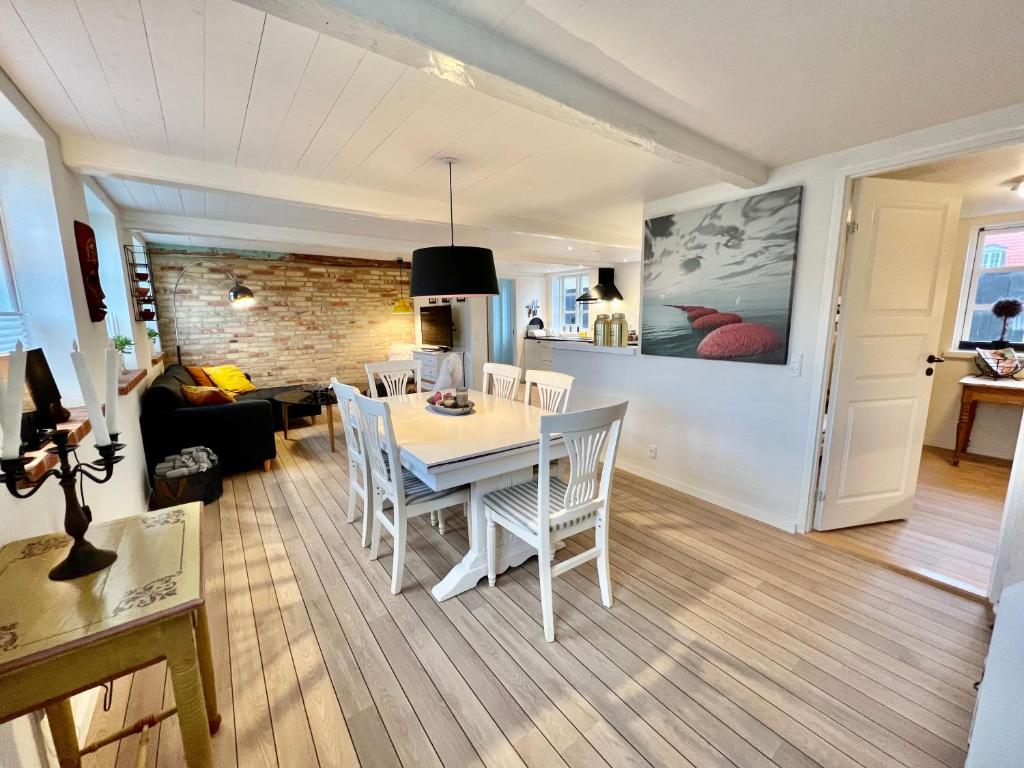Lækkert byhus i hjertet af Marstal photo 2