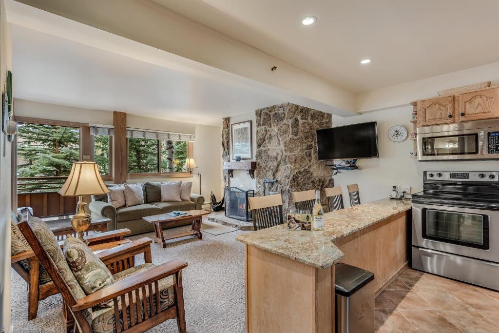 Laurelwood Condominiums 205 photo 1