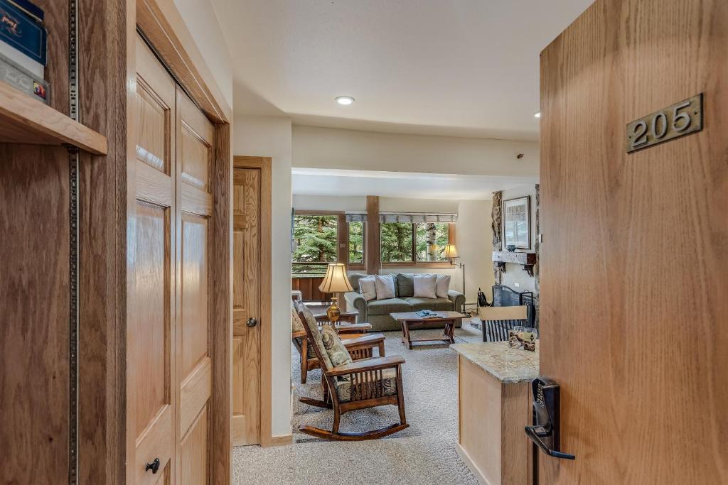 Laurelwood Condominiums 205 photo 2
