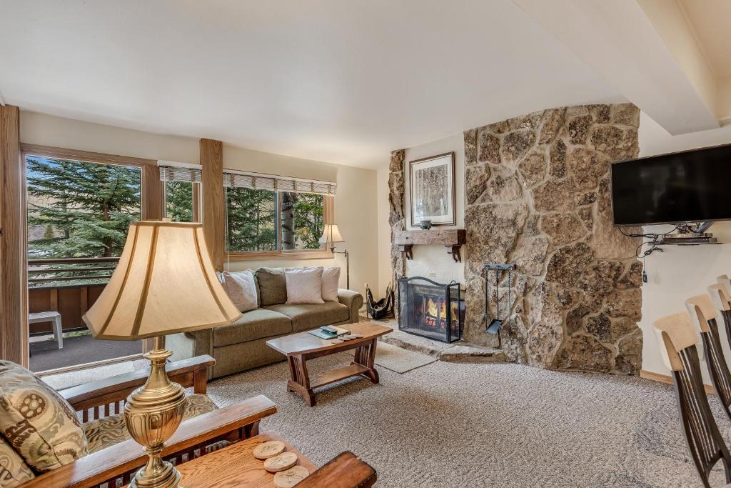 Laurelwood Condominiums 205 photo 4