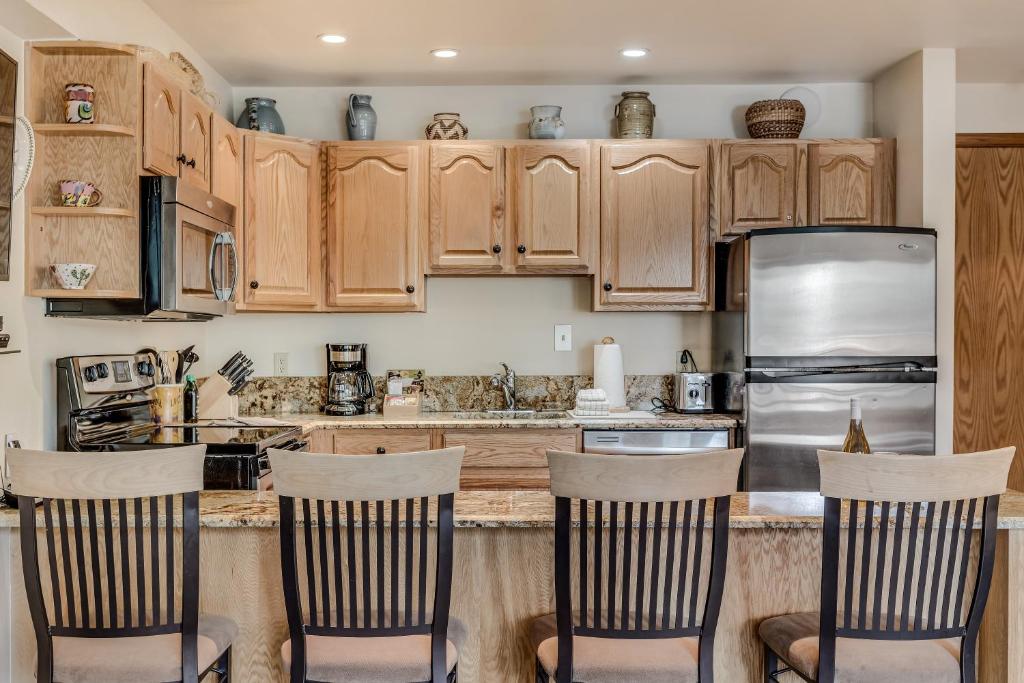 Laurelwood Condominiums 205 photo 3