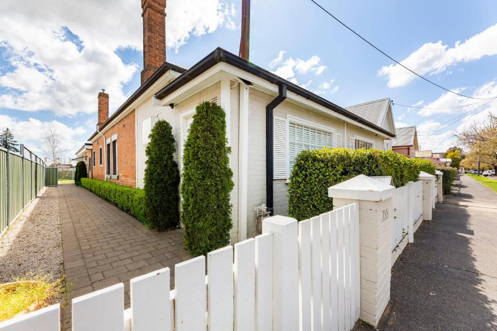 The Edward Townhouses 155 & 157 photo 2