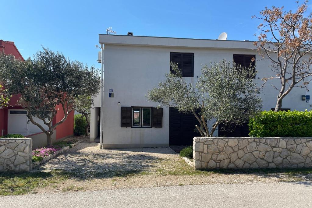 Apartments by the sea Povljana, Pag - 21144 photo 1