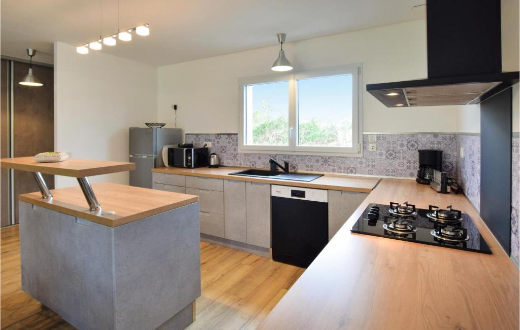 Stunning Home In Gouville-sur-mer With Wifi And 4 Bedrooms photo 3