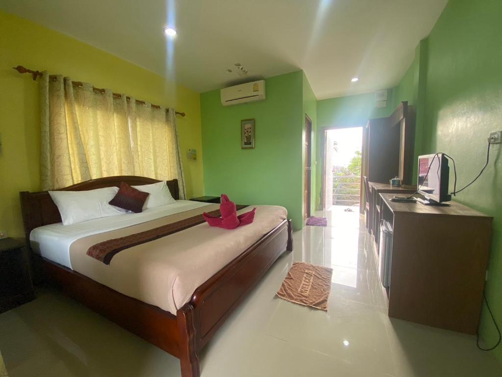 Lanta New Beach Bungalows - Tap to explore photos