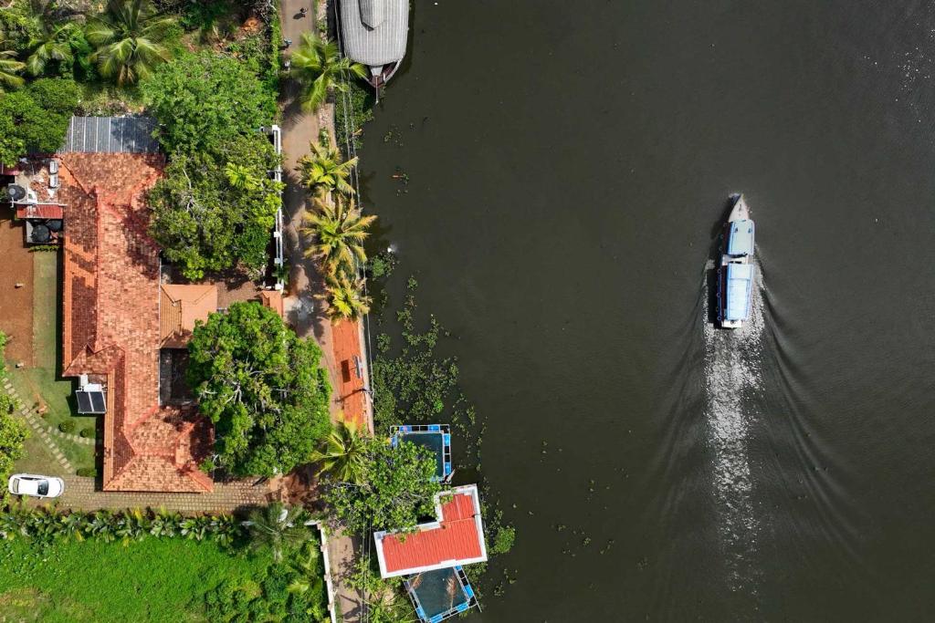 The Backwater Heritage- Comp Breakfast with River View & Lawn by StayVista photo 1