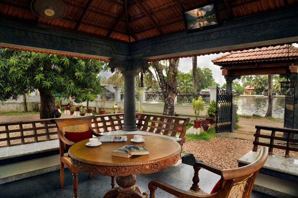 The Backwater Heritage- Comp Breakfast with River View & Lawn by StayVista photo 4