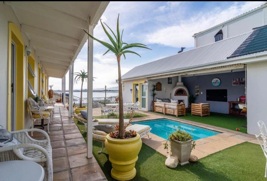 Gordon's Beach Lodge