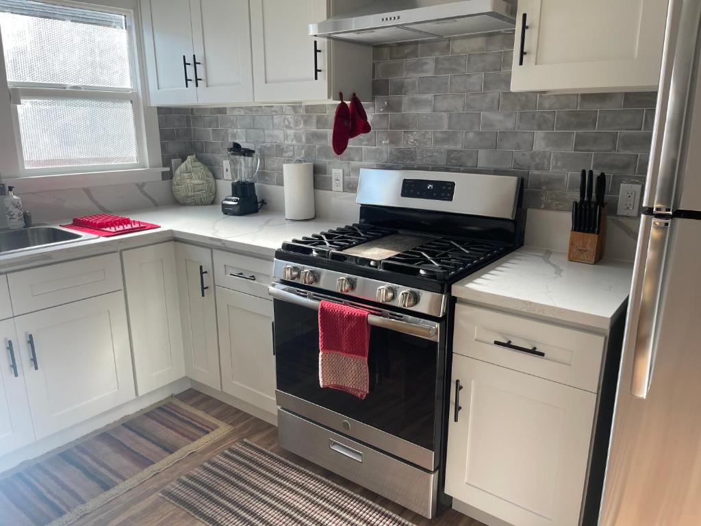 2bed 1bath close to downtown LB, LA and OC. photo 4