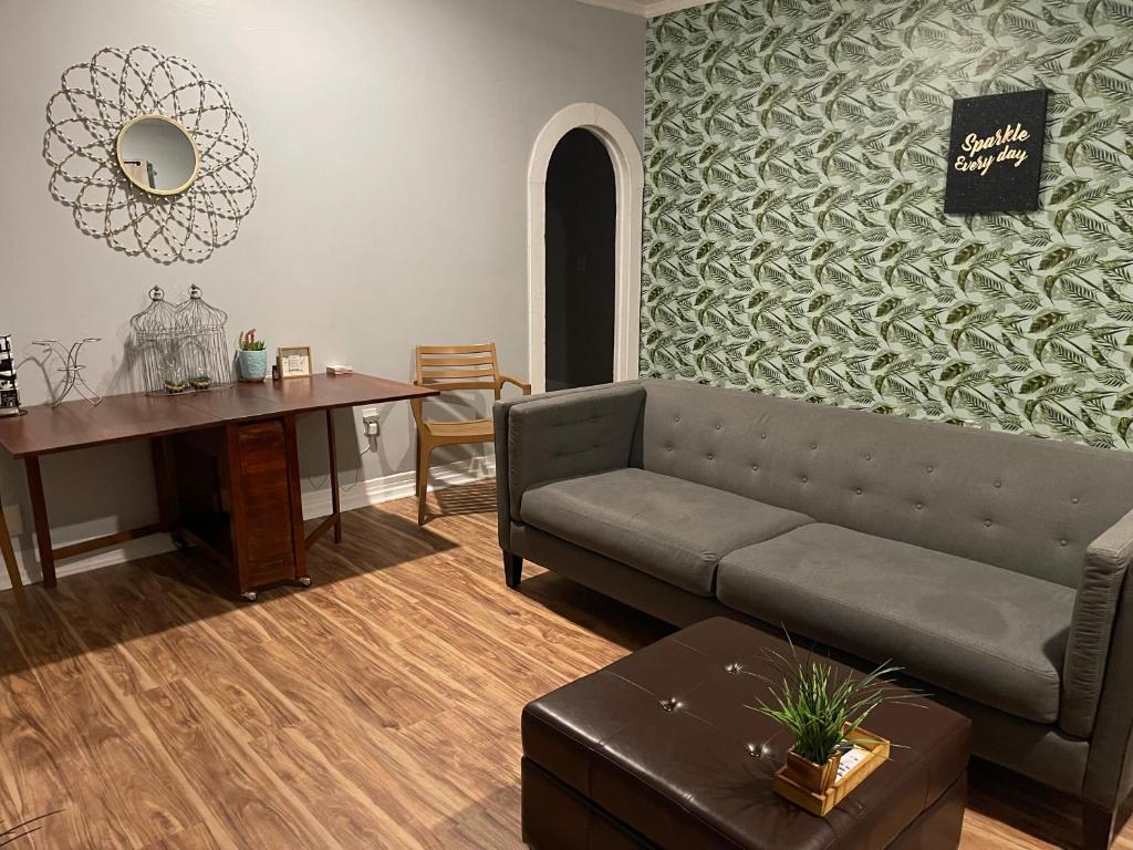 2bed 1bath close to downtown LB, LA and OC. photo 3