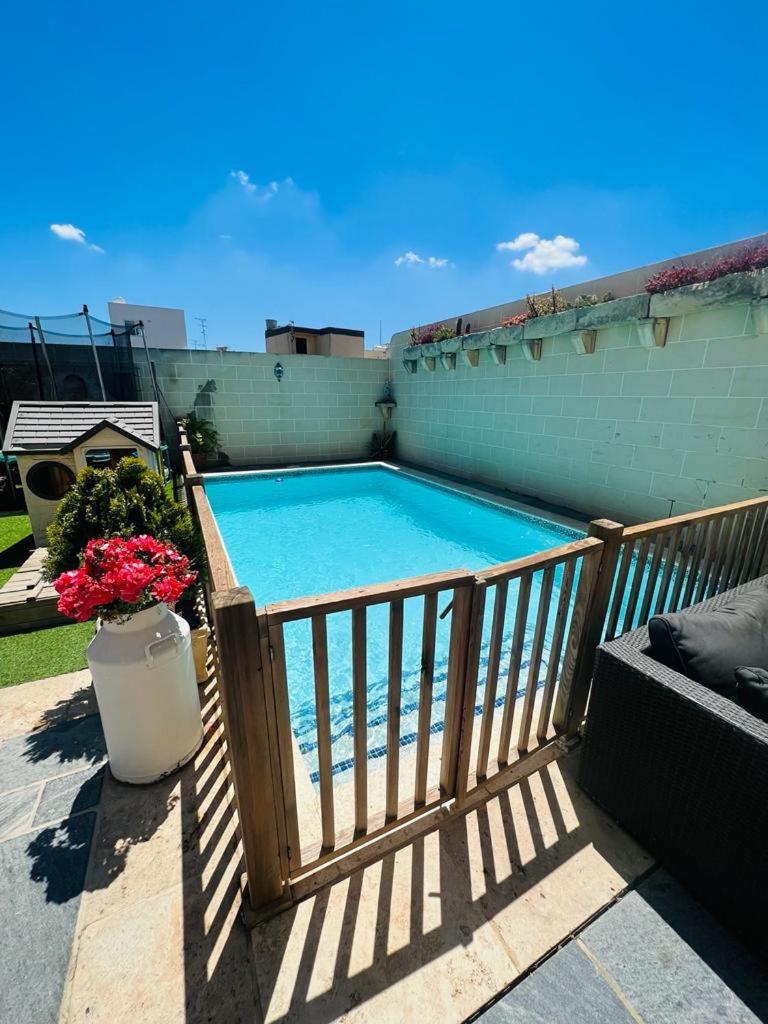 Id-dar Taz-zija Holiday Home including pool & garden photo 2