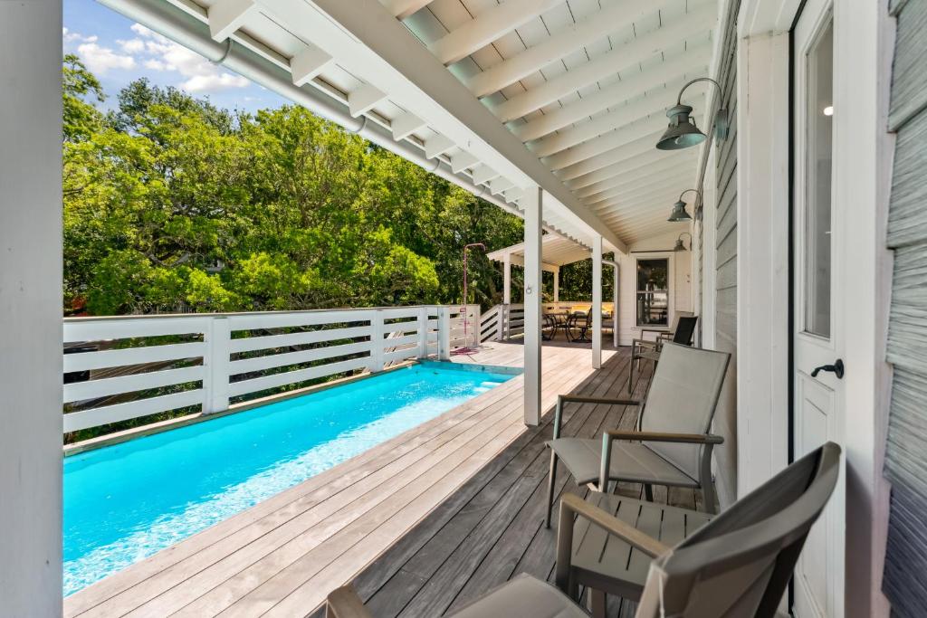 213 W Indian - Unique Pool House -Central Location photo 3