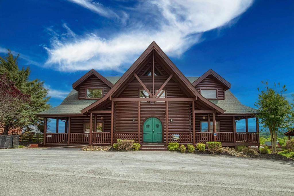 Serenity Mountain Pool Lodge - Nine Bedroom Cabin image