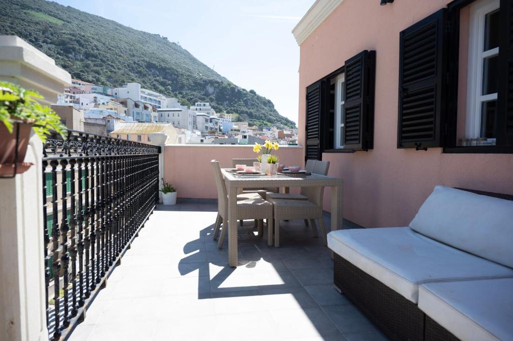 Luxurious Penthouse Studio with Private Terrace - Grand Central House