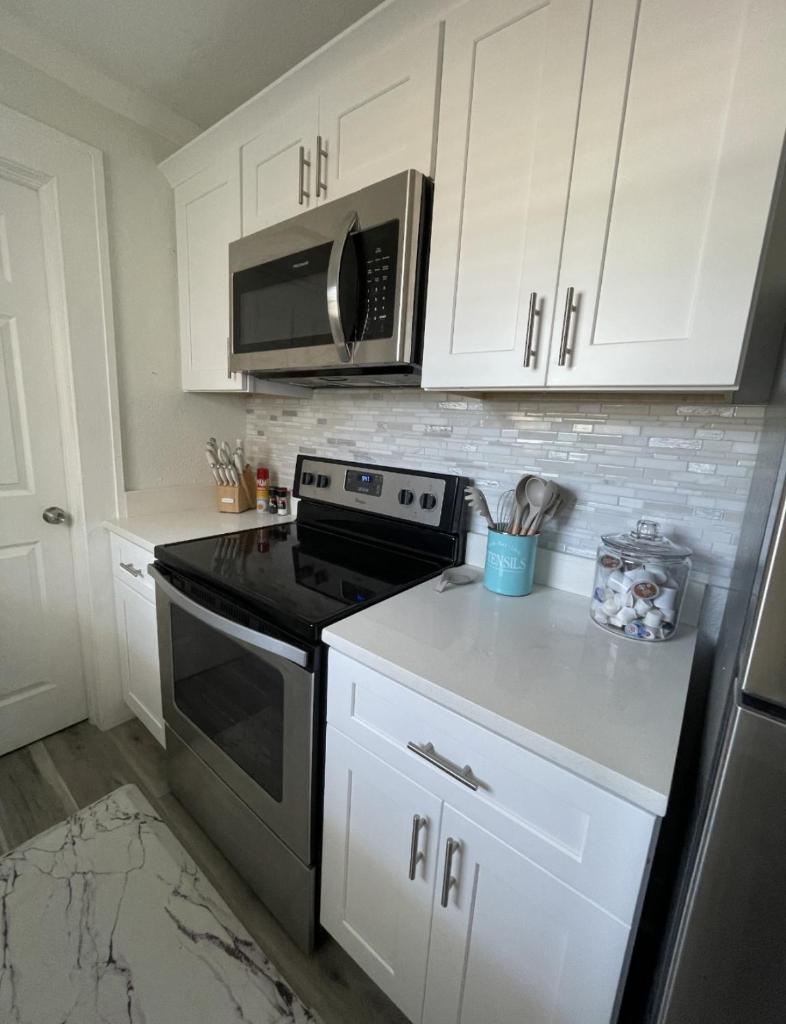 The Blue Wave Suite Unit B photo 2