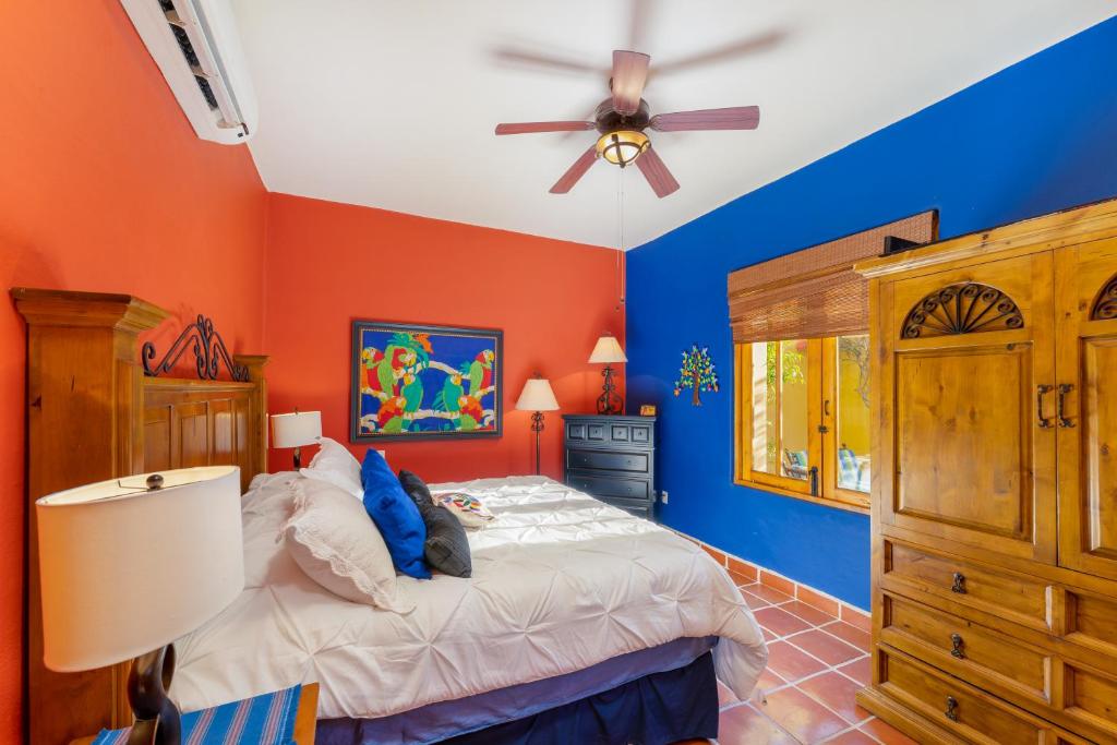Casa Juanchi Mountain views and just steps from restaurants, pool, and the beach of Loreto Bay photo 4