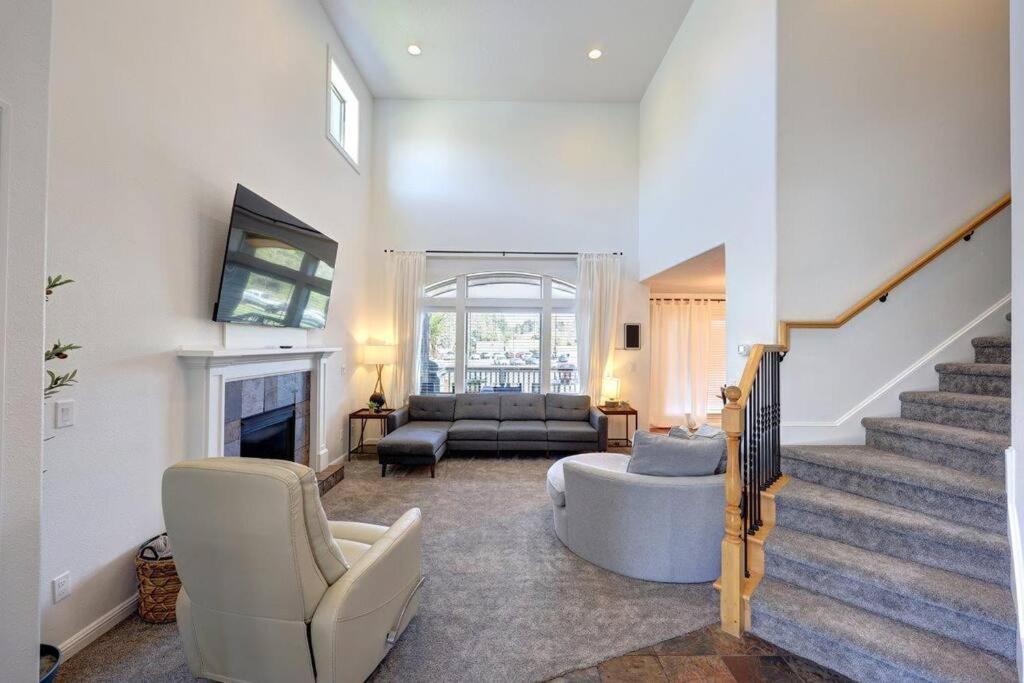 New Listing! 3 Bedroom with Hot Tub