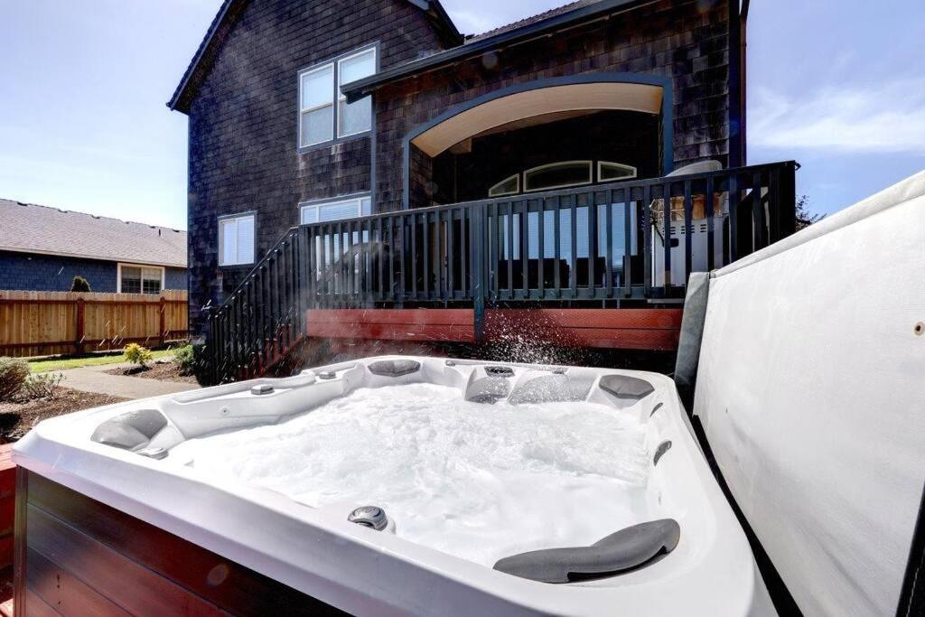 New Listing! 3 Bedroom with Hot Tub photo 1