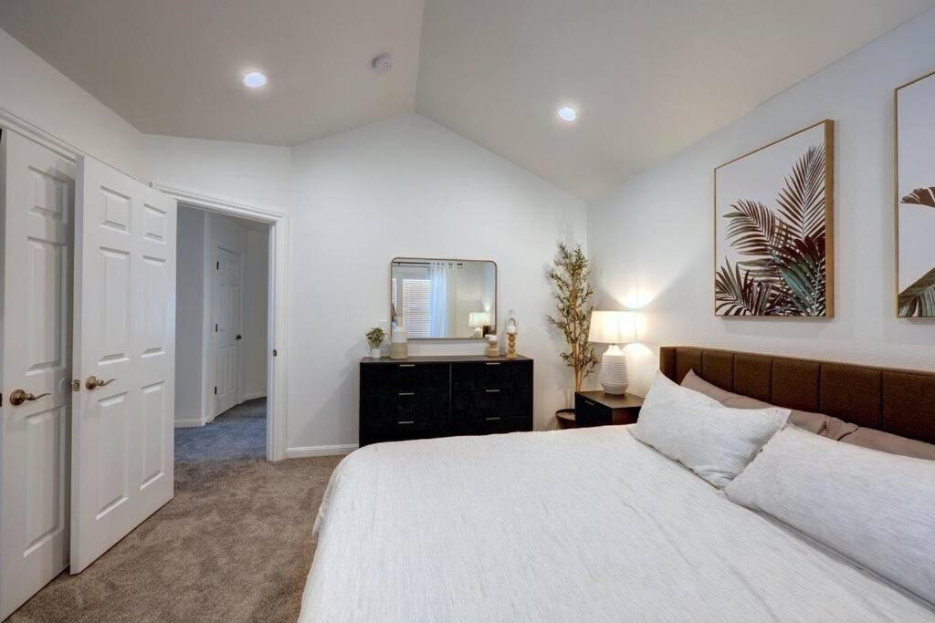 New Listing! 3 Bedroom with Hot Tub photo 3