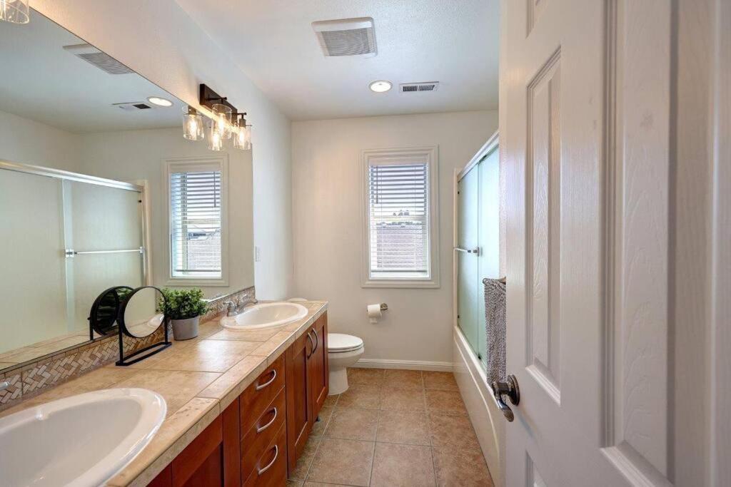 New Listing! 3 Bedroom with Hot Tub photo 4