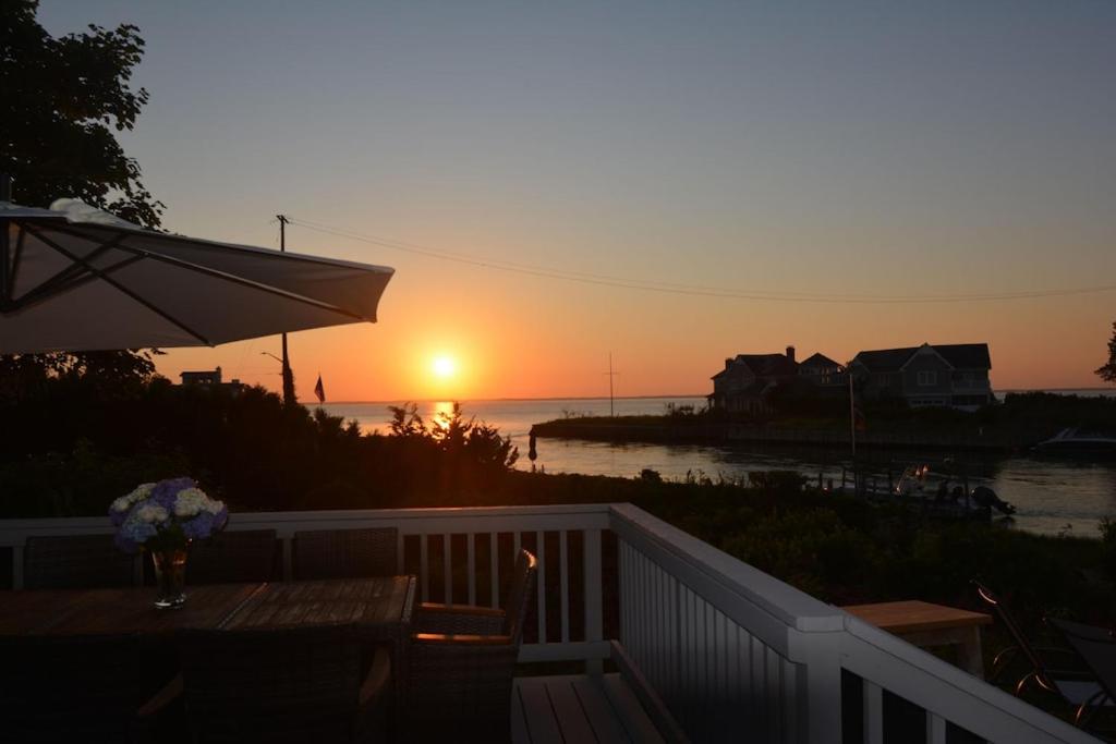 Private Summer Rental Beach House with a 30ft Boat Dock photo 2