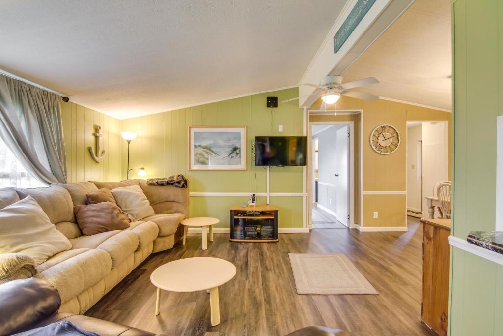 Beachy Lewes Vacation Rental with Yard and Fire Pit!