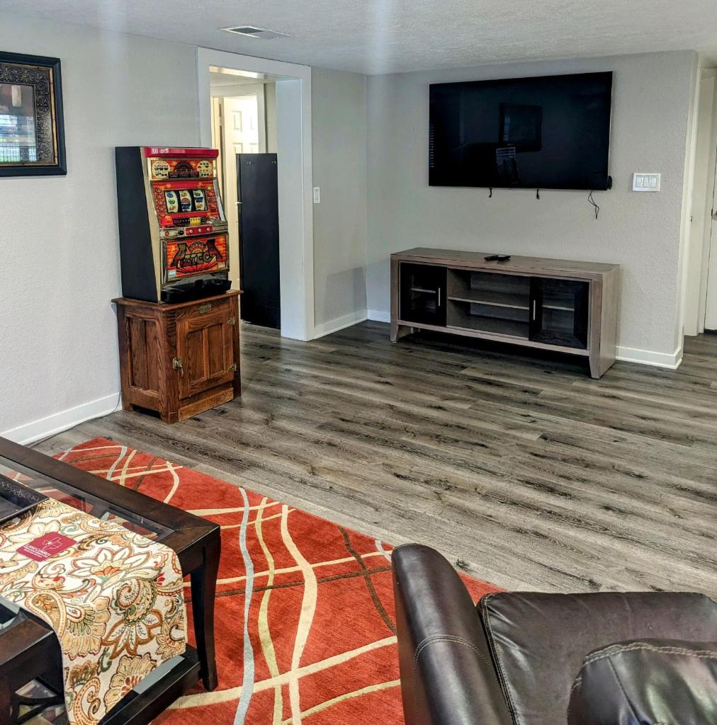 Lake ConRoy Estates - Unit B with Pool Access photo 3