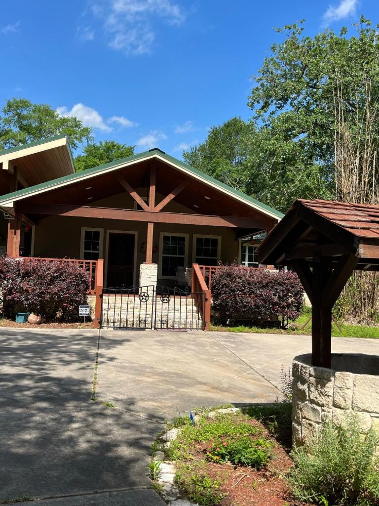 The Manor- 4 BR Home with Pool Table, Swimming Pond and Sand Volleyball photo 1